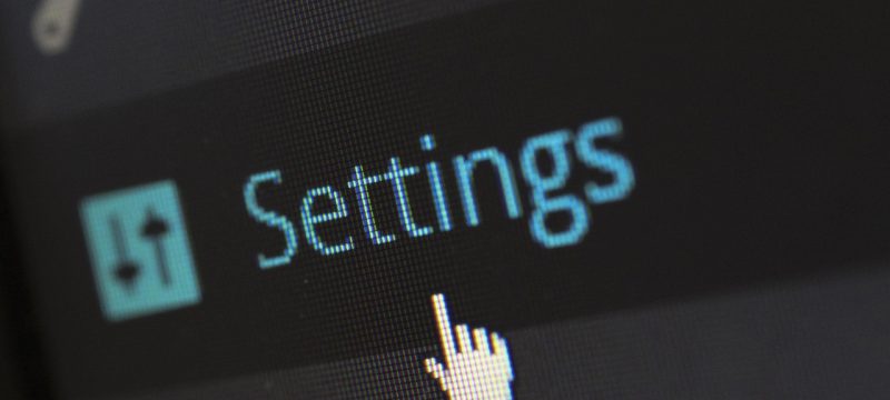 Minecraft基岩版世界设置界面截图，展示资源包与行为包管理页面，mc基岩版材质包安装步骤示意，多个材质包已启用状态