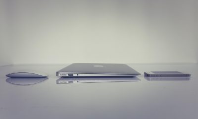 Minecraft基岩版手机端触控界面截图，屏幕左侧虚拟摇杆，右侧攻击与跳跃按钮，mc基岩版下载安卓版操作界面展示